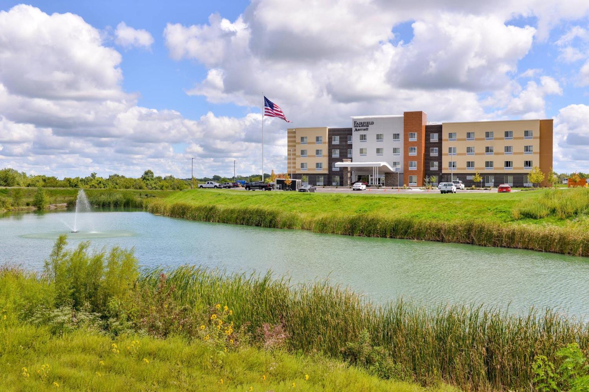 Fairfield Inn & Suites By Marriott Warrensburg Bagian luar foto